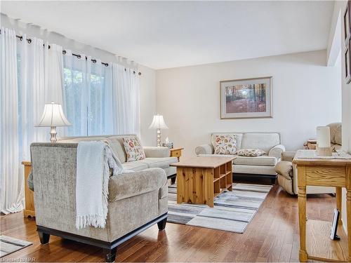 40 Longford Crescent, St. Catharines, ON - Indoor Photo Showing Living Room