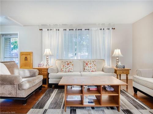 40 Longford Crescent, St. Catharines, ON - Indoor Photo Showing Living Room