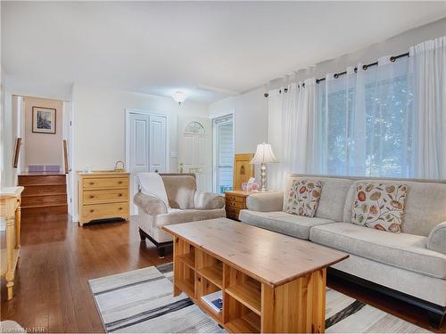 40 Longford Crescent, St. Catharines, ON - Indoor Photo Showing Living Room