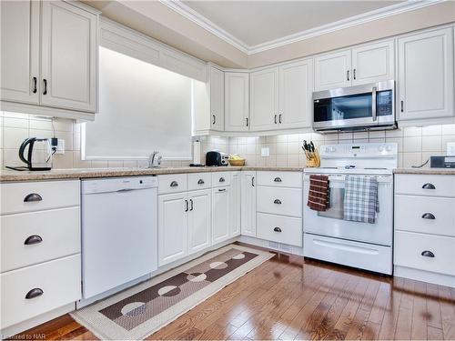 40 Longford Crescent, St. Catharines, ON - Indoor Photo Showing Kitchen