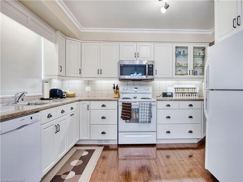 40 Longford Crescent, St. Catharines, ON - Indoor Photo Showing Kitchen