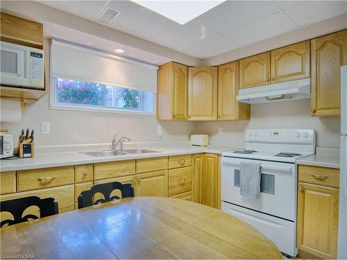 40 Longford Crescent, St. Catharines, ON - Indoor Photo Showing Kitchen With Double Sink