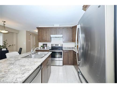 4468 Shuttleworth Drive, Niagara Falls, ON - Indoor Photo Showing Kitchen With Stainless Steel Kitchen With Double Sink