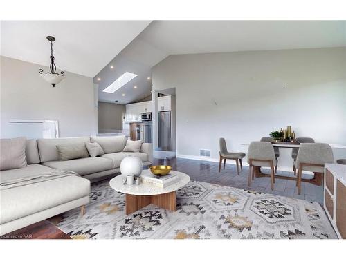 1772 Abingdon Road, Caistor Centre, ON - Indoor Photo Showing Living Room