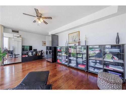 309-162 Martindale Road, St. Catharines, ON - Indoor Photo Showing Living Room