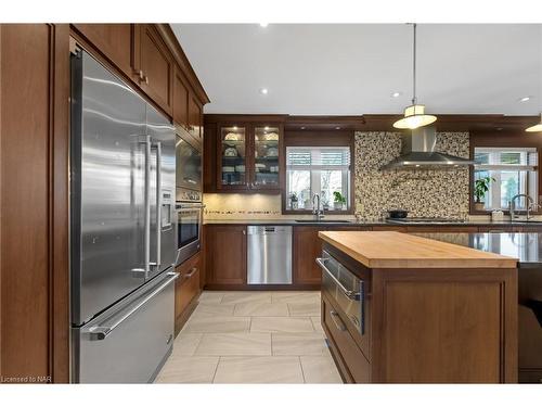 1081 Vansickle Road N, St. Catharines, ON - Indoor Photo Showing Kitchen With Upgraded Kitchen