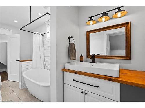 2 Nickerson Avenue, St. Catharines, ON - Indoor Photo Showing Bathroom