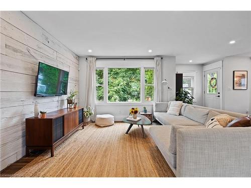 2 Nickerson Avenue, St. Catharines, ON - Indoor Photo Showing Living Room