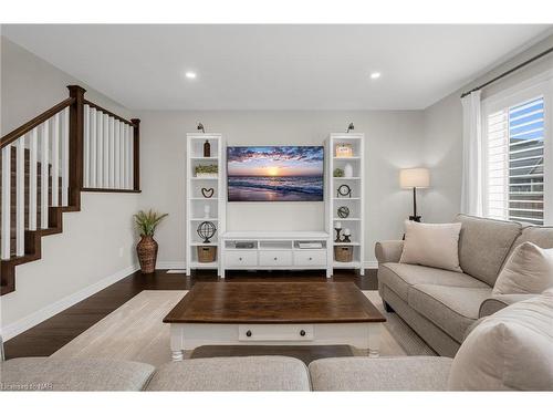 7 Mcfarland Street Street, Thorold, ON - Indoor Photo Showing Living Room