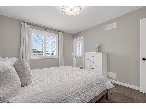 7 Mcfarland Street Street, Thorold, ON - Indoor Photo Showing Bedroom