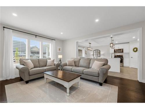 7 Mcfarland Street Street, Thorold, ON - Indoor Photo Showing Living Room