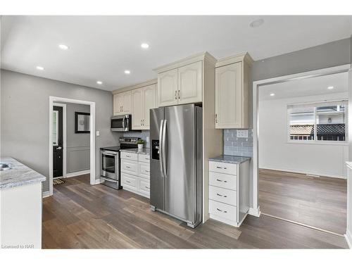 7364 Jubilee Drive, Niagara Falls, ON - Indoor Photo Showing Kitchen