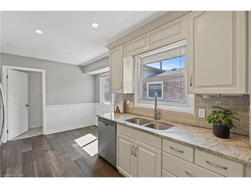 7364 Jubilee Drive, Niagara Falls, ON - Indoor Photo Showing Kitchen With Double Sink