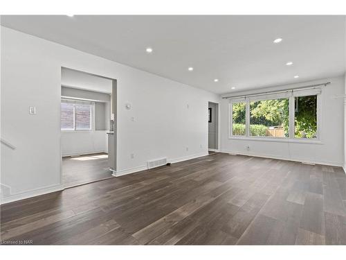 7364 Jubilee Drive, Niagara Falls, ON - Indoor Photo Showing Living Room