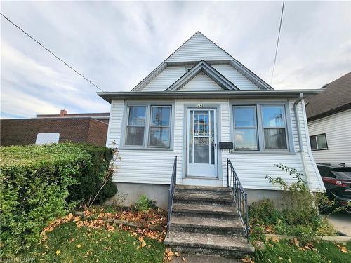 5458 Lewis Avenue, Niagara Falls, ON - Outdoor With Facade