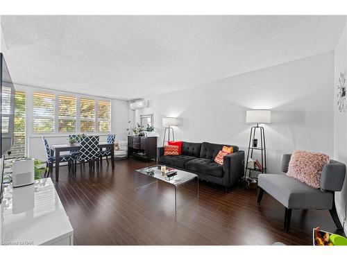 306-6390 Huggins Street, Niagara Falls, ON - Indoor Photo Showing Living Room