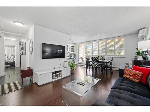 306-6390 Huggins Street, Niagara Falls, ON - Indoor Photo Showing Living Room