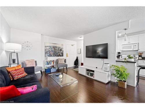 306-6390 Huggins Street, Niagara Falls, ON - Indoor Photo Showing Living Room