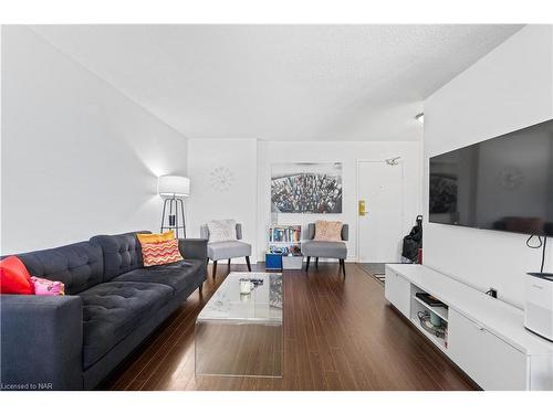 306-6390 Huggins Street, Niagara Falls, ON - Indoor Photo Showing Living Room