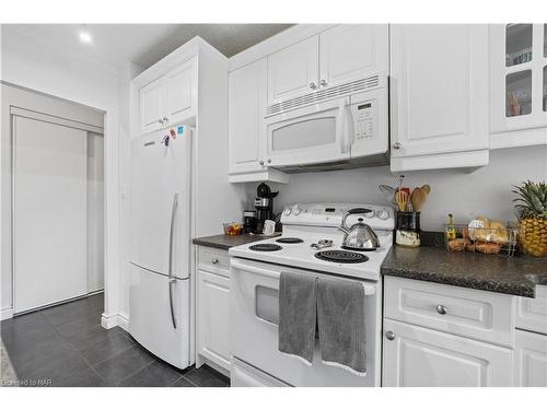 306-6390 Huggins Street, Niagara Falls, ON - Indoor Photo Showing Kitchen