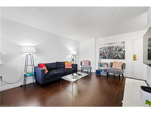 306-6390 Huggins Street, Niagara Falls, ON - Indoor Photo Showing Living Room