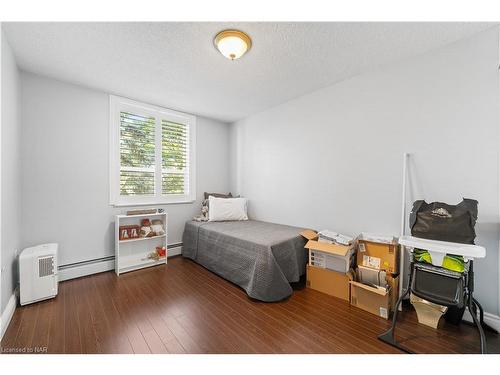 306-6390 Huggins Street, Niagara Falls, ON - Indoor Photo Showing Bedroom