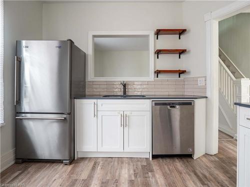 5 Herrick Avenue, St. Catharines, ON - Indoor Photo Showing Kitchen