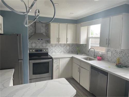 20 Naples Court, Thorold, ON - Indoor Photo Showing Kitchen