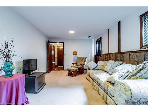 48 Robert Street, Welland, ON - Indoor Photo Showing Living Room