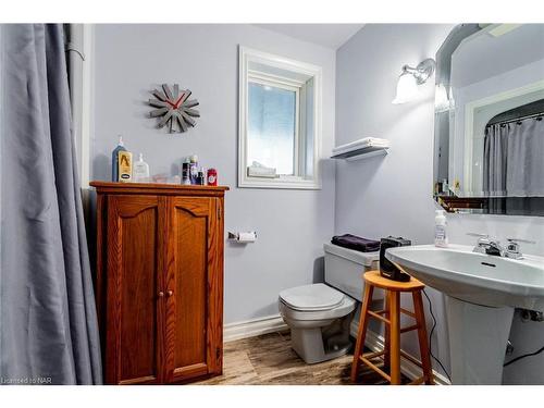 48 Robert Street, Welland, ON - Indoor Photo Showing Bathroom