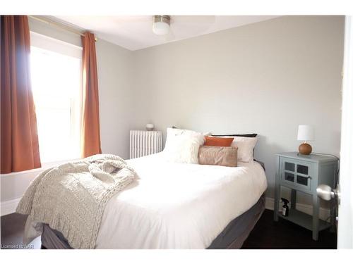 2-5029 Fourth Avenue, Niagara Falls, ON - Indoor Photo Showing Bedroom