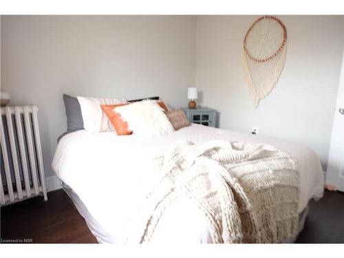 2-5029 Fourth Avenue, Niagara Falls, ON - Indoor Photo Showing Bedroom