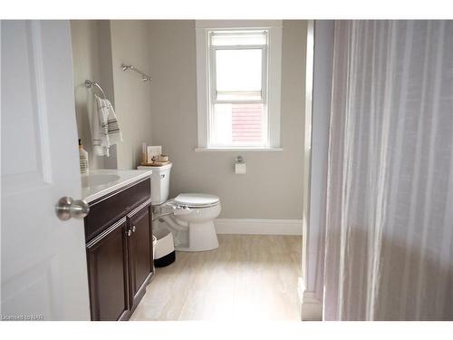 2-5029 Fourth Avenue, Niagara Falls, ON - Indoor Photo Showing Bathroom