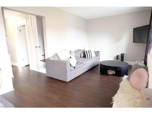 2-5029 Fourth Avenue, Niagara Falls, ON - Indoor Photo Showing Living Room