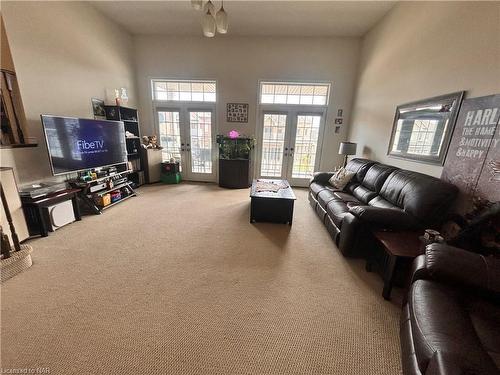 8779 Dogwood Crescent, Niagara Falls, ON - Indoor Photo Showing Living Room