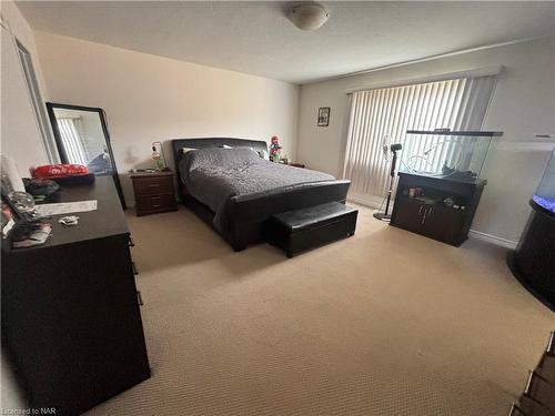 8779 Dogwood Crescent, Niagara Falls, ON - Indoor Photo Showing Bedroom