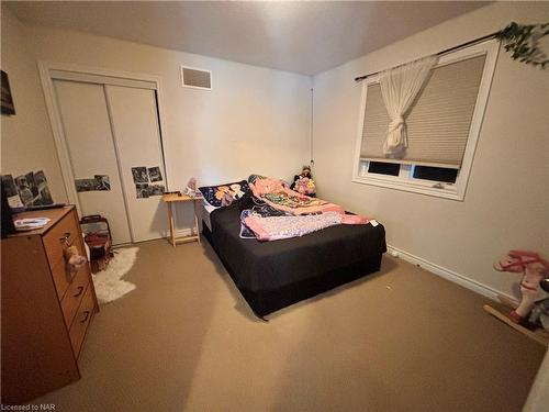 8779 Dogwood Crescent, Niagara Falls, ON - Indoor Photo Showing Bedroom