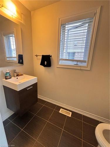 8779 Dogwood Crescent, Niagara Falls, ON - Indoor Photo Showing Bathroom