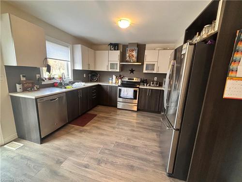 8779 Dogwood Crescent, Niagara Falls, ON - Indoor Photo Showing Kitchen With Double Sink