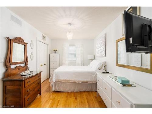 1 Shaver Road, St. Catharines, ON - Indoor Photo Showing Bedroom