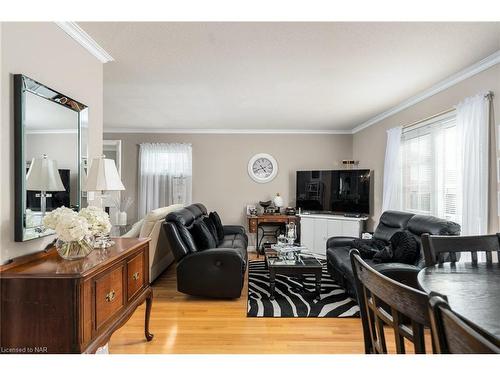 1 Shaver Road, St. Catharines, ON - Indoor Photo Showing Living Room