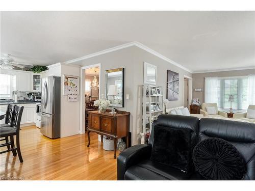 1 Shaver Road, St. Catharines, ON - Indoor Photo Showing Living Room