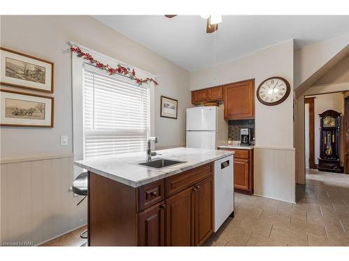 4743 Epworth Circle, Niagara Falls, ON - Indoor Photo Showing Kitchen