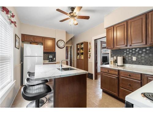 4743 Epworth Circle, Niagara Falls, ON - Indoor Photo Showing Kitchen