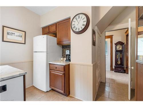 4743 Epworth Circle, Niagara Falls, ON - Indoor Photo Showing Kitchen