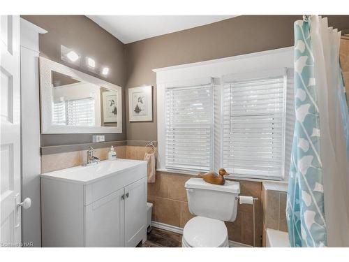 4743 Epworth Circle, Niagara Falls, ON - Indoor Photo Showing Bathroom