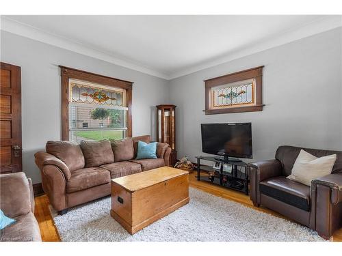 4743 Epworth Circle, Niagara Falls, ON - Indoor Photo Showing Living Room