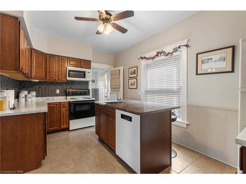 4743 Epworth Circle, Niagara Falls, ON - Indoor Photo Showing Kitchen With Double Sink