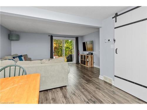 3125 Secord Place, Niagara Falls, ON - Indoor Photo Showing Living Room