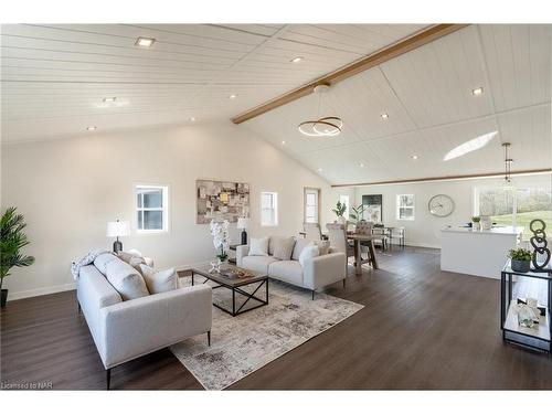 2062 Snider Road, Port Colborne, ON - Indoor Photo Showing Living Room